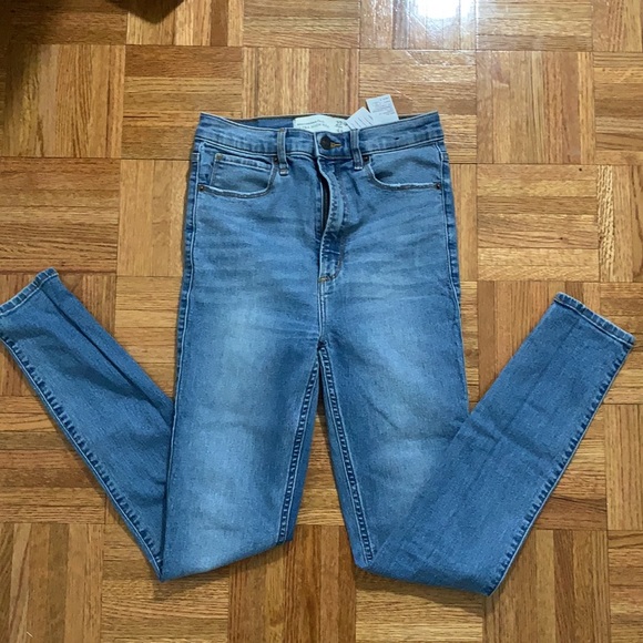 Ultra High Rise Blue Light/Medium Wash Abercrombie Skinny Jeans Size 27/4 - Picture 4 of 5